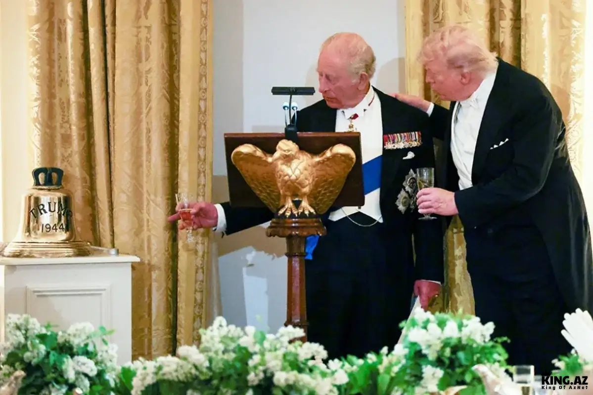 Kral III Çarlz Donald Trampa gəmi zəngi hədiyyə etdi