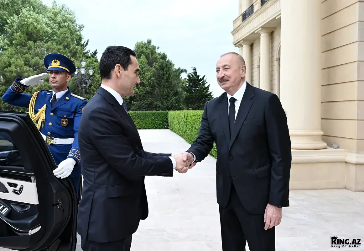 İlham Əliyev Sərdar Berdiməhəmmədovu Bakıda qarşıladı